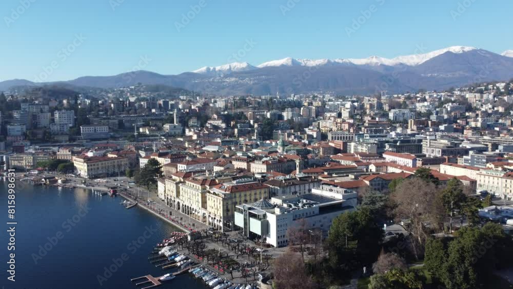 Vue aérienne panoramique professionnel au drone du lac Lugano dans une vallée de montagne avec château, Suisse, Europe
Vue aérienne panoramique professionnel au drone du lac Lugano dans une vallée de montagne avec château, Suisse, Europe