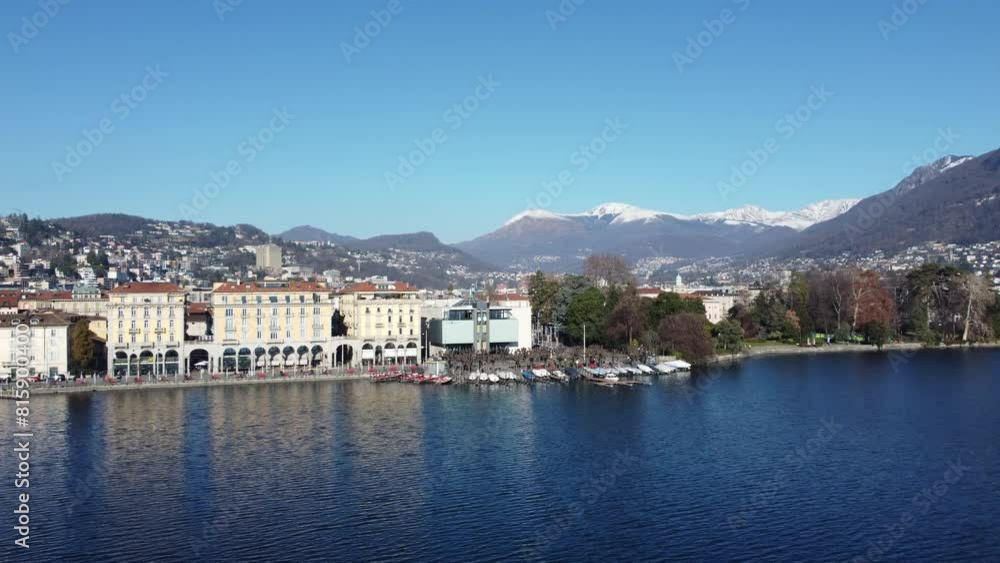 Vue aérienne panoramique professionnel au drone du lac Lugano dans une vallée de montagne avec château, Suisse, Europe Vue aérienne panoramique professionnel au drone du lac Lugano dans une vallée de montagne avec château, Suisse, Europe