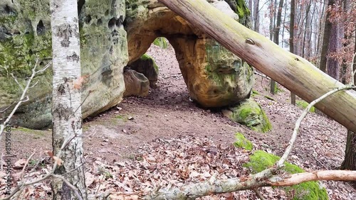 Das Felsenschloss bei Burgkunstadt ist ein natürlich entstandener Natursteinbogen. Die Felsformation ist durch Erosion entstanden, also ein beeindruckendes Naturwunder. Burgkunstadt, Lichtenfels, Ober photo
