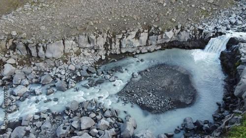 Vue aérienne immersive de la vallée Stuðlagil avec rivière et roche volcanique, Islande photo