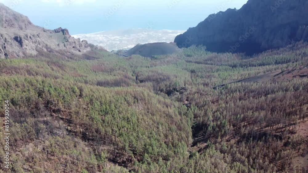 Vue aérienne drone d’un point de vue belvédère de montagne ave nuage et brouillard, Ténérife, Espagne
Vue aérienne drone d’un point de vue belvédère de montagne ave nuage et brouillard, Ténérife, Espagne