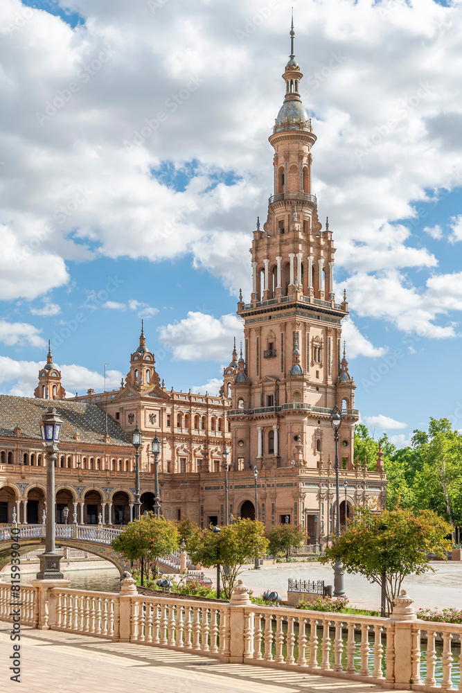 Obraz premium A glimpse of the Plaza de España, Seville, Spain, in a moment of tranquility