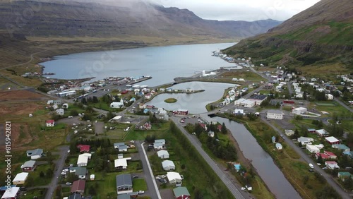 Vue aérienne au drone professionnel une ville en Islande en bord de mer, Seydisfjordur
