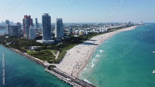 Vue aérienne professionnel au drone de Miami South Beach avec la plage et suivi de pélicans au quartier art déco, Floride, USA photo