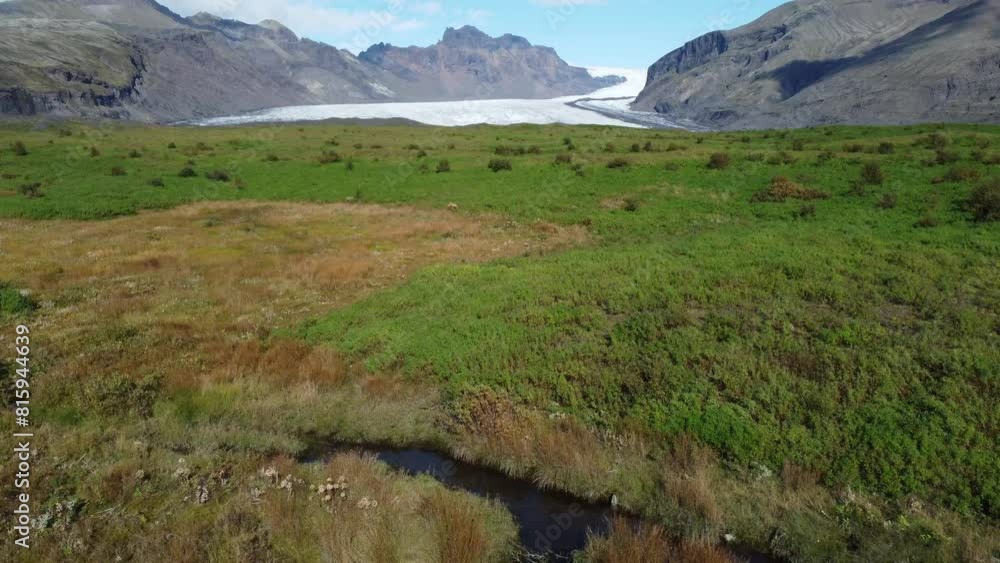 Vue aérienne au drone professionnel d’un glacier Skaftafell en Islande avec lac et iceberg Vue aérienne au drone professionnel d’un glacier Skaftafell en Islande avec lac et iceberg