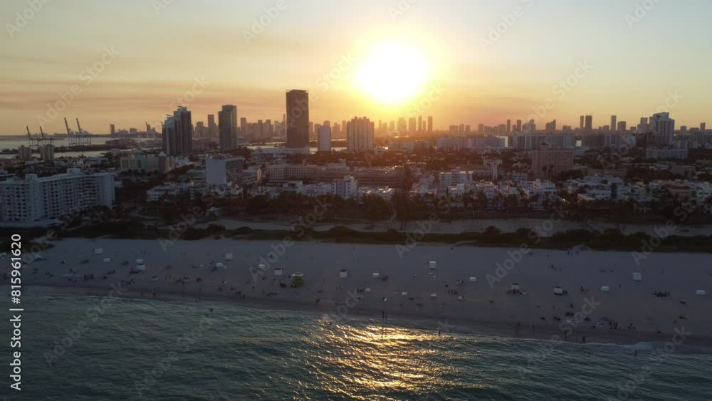 Vue aérienne professionnel au drone de Miami beach avec la plage au couché de soleil, Floride, USA
Vue aérienne professionnel au drone de Miami beach avec la plage au couché de soleil, Floride, USA