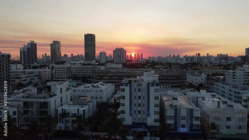 Vue aérienne professionnel au drone de Miami beach avec la plage au couché de soleil, Floride, USA
Vue aérienne professionnel au drone de Miami beach avec la plage au couché de soleil, Floride, USA