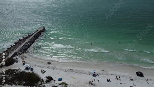 Vue aérienne professionnel au drone d'une plage touristique en bord de mer à Vue aérienne professionnel au drone d'une plage touristique en bord de mer , Floride, USA photo
