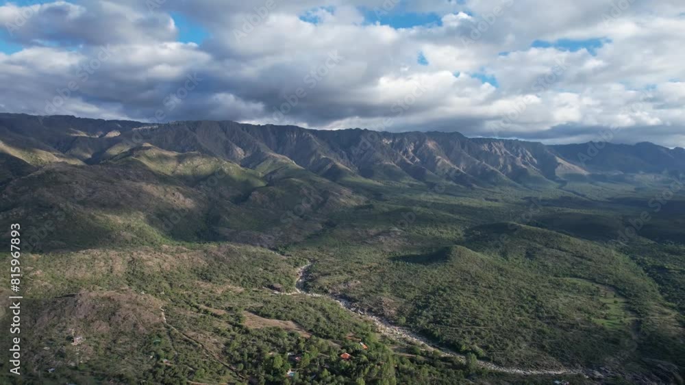 Paisaje de valle montañoso un dia con el cielo nublado. Montañas y bosque vista panoramica de dron. Sierras Grandes, Traslasierra, Nono, Córdoba, Argentina, Latinoamerica. Paisaje de valle montañoso un dia con el cielo nublado. Montañas y bosque vista panoramica de dron. Sierras Grandes, Traslasierra, Nono, Córdoba, Argentina, Latinoamerica.