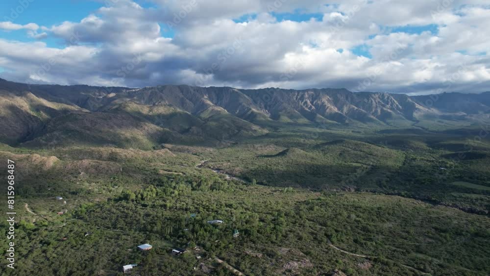 Paisaje de valle montañoso un dia con el cielo nublado. Montañas y bosque vista panoramica de dron. Sierras Grandes, Traslasierra, Nono, Córdoba, Argentina, Latinoamerica. 