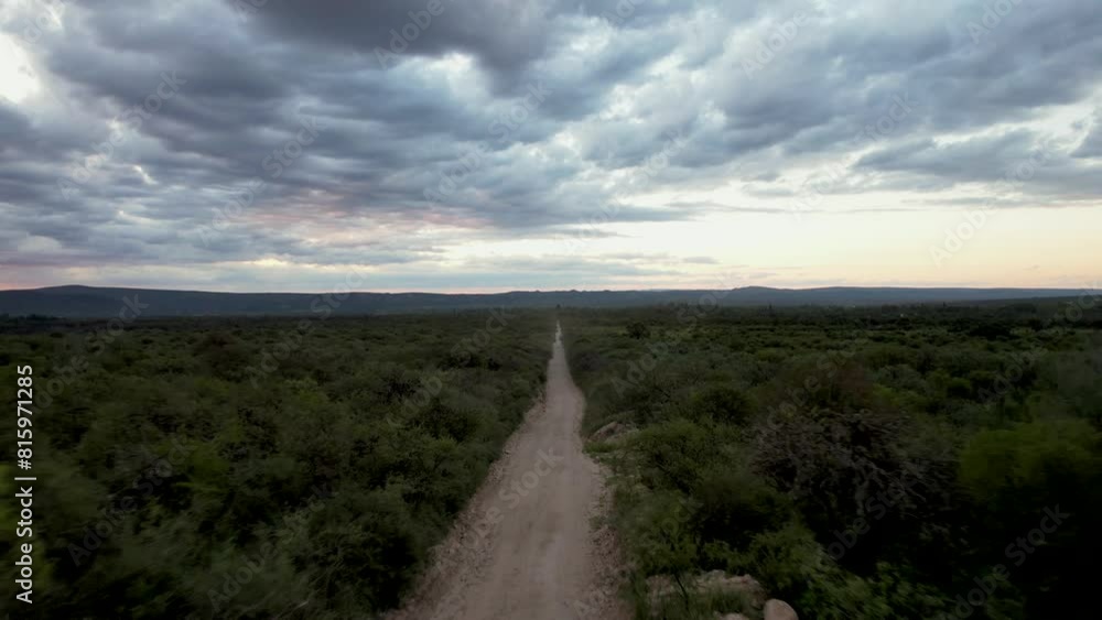 Camino de tierra vista aérea de dron. Autos pasando por camino de ripio. Footage de saturaleza, campo, rural, aventura, ruta. Camino de tierra vista aérea de dron. Autos pasando por camino de ripio. Footage de saturaleza, campo, rural, aventura, ruta.