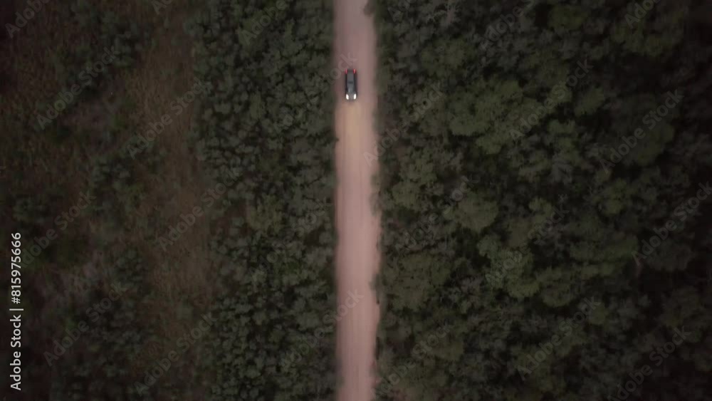 Camino de tierra vista aérea cenital de dron. Autos pasando por camino de ripio. Footage de naturaleza, campo, rural, aventura, ruta. Camino de tierra vista aérea cenital de dron. Autos pasando por camino de ripio. Footage de naturaleza, campo, rural, aventura, ruta.