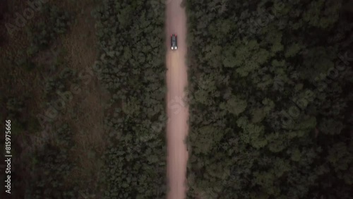 Camino de tierra vista aérea cenital de dron. Autos pasando por camino de ripio. Footage de naturaleza, campo, rural, aventura, ruta. photo