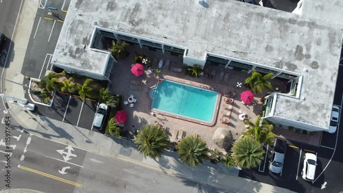 Vue aérienne professionnel au drone d'un motel avec quartier résidentiel, Floride, USA
 photo