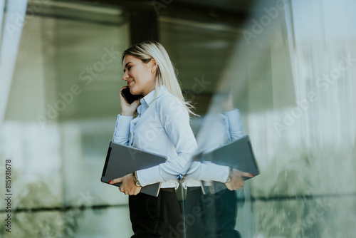 Confident businesswoman cha...