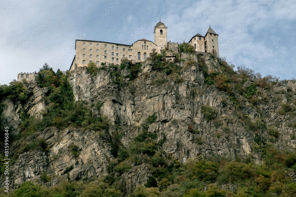 Vue d'en bas du monastère des sabines de la ville de Chiusa (Klausen) dans le Sud-Tyrol en Italien Vue d'en bas du monastère des sabines de la ville de Chiusa (Klausen) dans le Sud-Tyrol en Italien