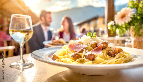 Pasta mit Maronen und Parmaschinken, im Hintergrund glückliche Gäste  photo