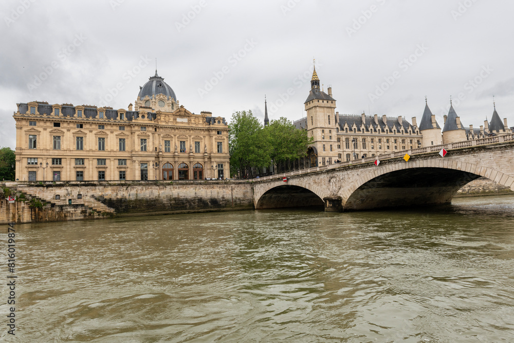 vue des quais de Seine au niveau de l'île de la Cité à Paris en France en Europe vue des quais de Seine au niveau de l'île de la Cité à Paris en France en Europe