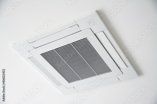 Ceiling mounted cassette type air conditioner