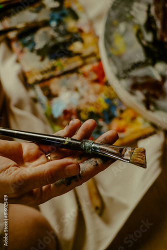Obraz na płótnie Woman's hand carrying paint brush on canvas w salonie