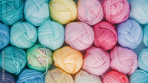 Fundo abstrato de tricô. Bolas de lã multicoloridas. Cores suaves pastel photo