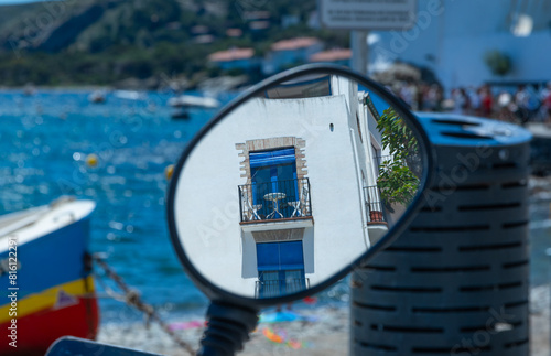 Foto Vue dans un reflet de rétroviseur du village blanc de Cadaqués en Catalogne, Espagne