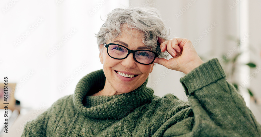 Φωτογραφία Happy, face and senior woman on sofa to relax in home or grandma laughing with happiness and freedom in retirement