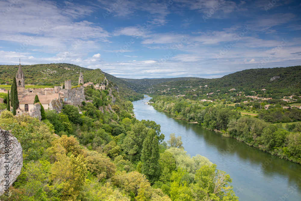 Le Château d'Aiguèze au bord de la rivière de l'Ardèche en France