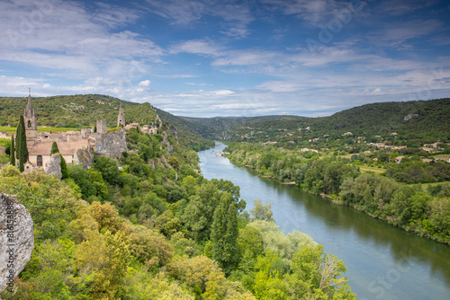 Le Château d'Aiguèze au bord de la rivière de l'Ardèche en France © rochagneux