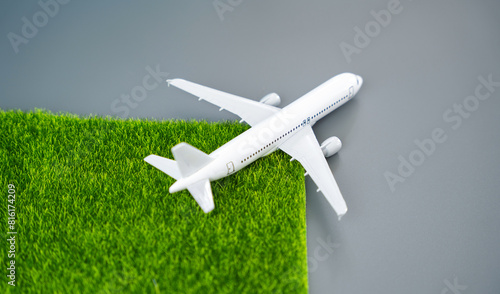Schilderij op canvas A passenger plane leaves green grass in its wake