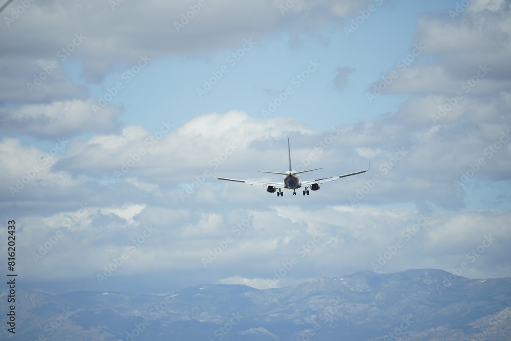 Avión que vuela bajo sobre el cielo con las montañas al fondo. Madrid Avión que vuela bajo sobre el cielo con las montañas al fondo. Madrid
