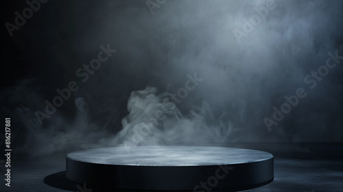 Pódio preto escuro fumaça fundo produto plataforma abstrato palco textura nevoeiro holofotes. Piso preto escuro pódio dramático vazio noite sala mesa parede de concreto cena lugar exibição estúdio po photo