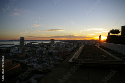 Atardecer puesta de Sol en panorámica general de la ciudad de Alicante. España