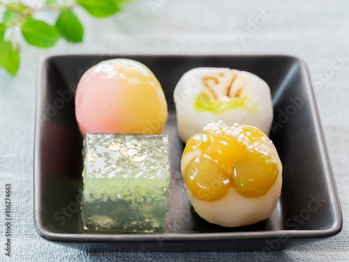 皿の上の上生菓子 © karinrin