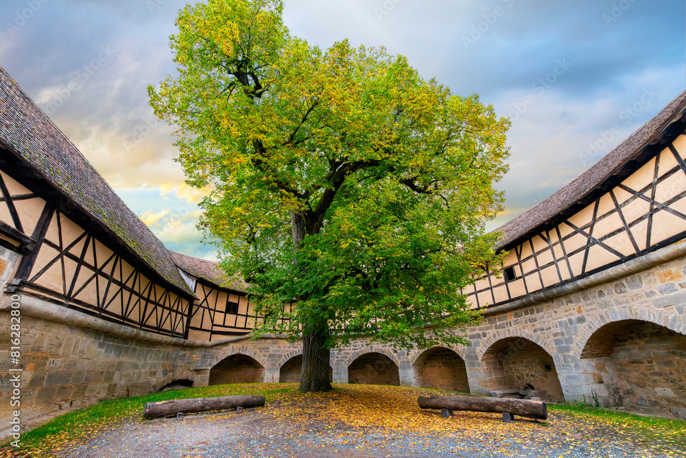 Φωτογραφία Inside the Spital Bastian medieval gate courtyard, part of the village and town fortified walls in the Bavarian city of Rothenburg ob der Tauber, Germany