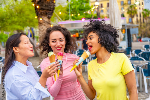 Canvas Print Friends eating ice cream enjoying summer in the city