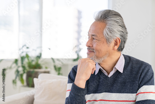 部屋でリラックスするシニア男性