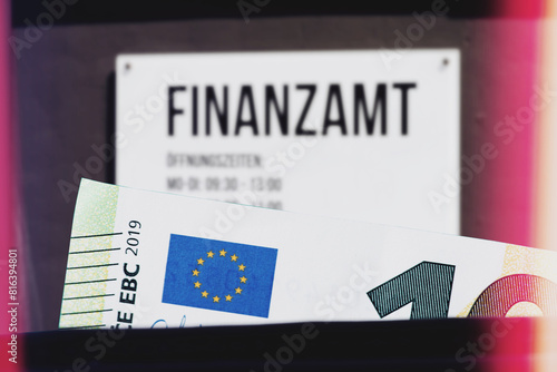 Euro Geldscheine und Schild Finanzamt © studio v-zwoelf