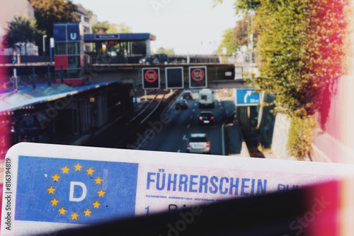 Eine Autobahn und deutscher Führerschein © studio v-zwoelf