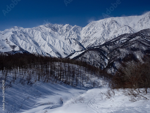 真冬の北アルプスと快晴の空　長野県白馬村 © RATM