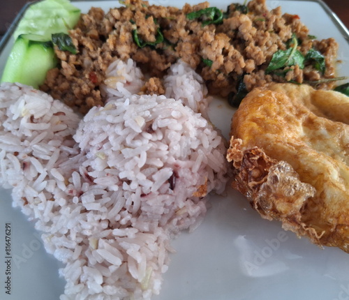 Stir-fry basil with minced pork.