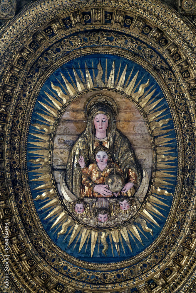 A wood sculpture of Madonna with the child. Vierge Marie et l'enfant Jésus. Italie