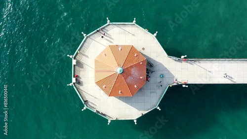 Top-down View of Roundhouse Aquarium At Manhattan Beach Pier In California, USA. - aerial timelapse photo