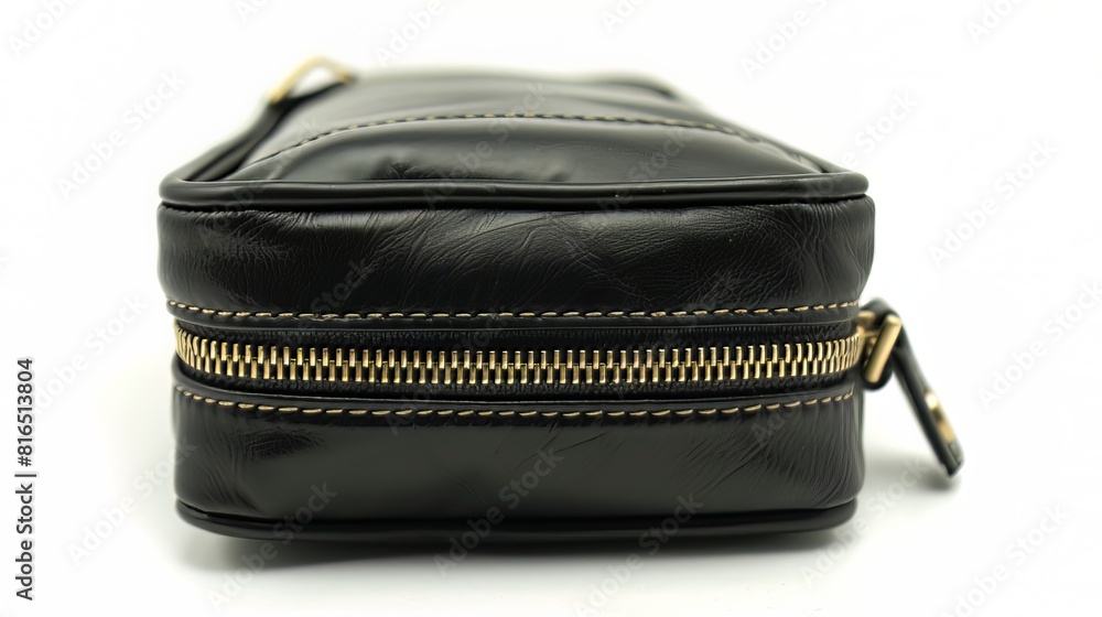 Naklejka premium The top part of the bag includes a zippered main compartment. 