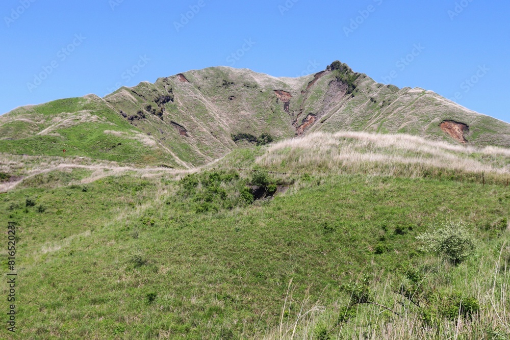 Naklejka premium 阿蘇 春のおかまど山