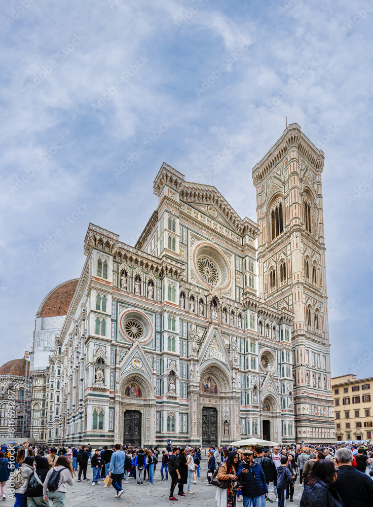 Obraz premium Florence, Italy - April 10, 2024: Florence cathedral with surrounding area full of tourists in Florence, Italy