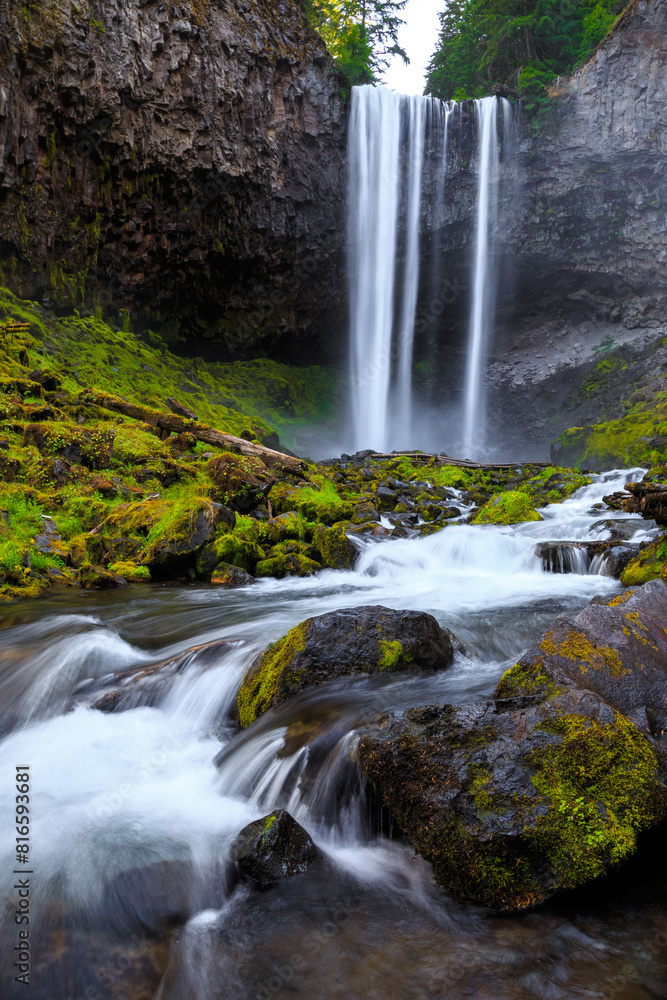 Obraz premium Tamanawas Falls and the River Below near Mt Hood, Mt Hood National Forest, Oregon