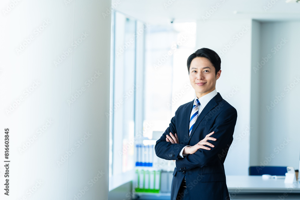 オフィスで働くビジネスパーソン	
