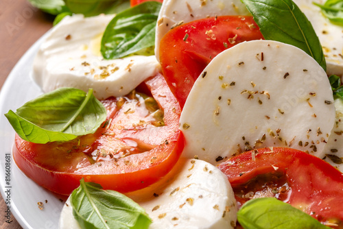 Fresca insalata caprese, tradizionale piatto della cucina Italiana e della Dieta Mediterranea 