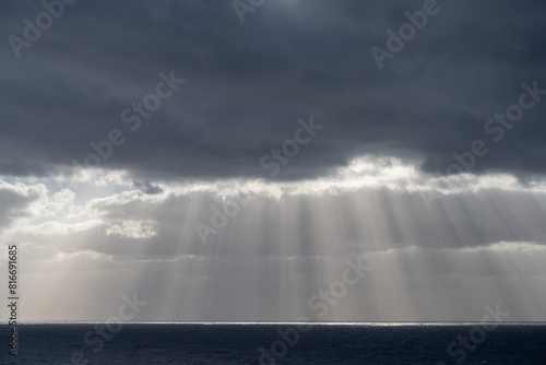Ein spektakul  rere Sonnenaufgang   ber dem Atlantik  die Sonnenstrahlen durchbrechen die Wolken